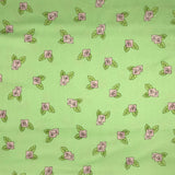 COTON IMPRIMÉ ROSES CARRÉES SUR FOND VERT