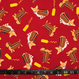 COTON IMPRIMÉ CHIENS HOT DOG MOUTARDE FOND ROUGE