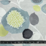 POLYESTER DÉCO ET NAPPE GRIS PALE FLEURS BLEUES ET VERTES